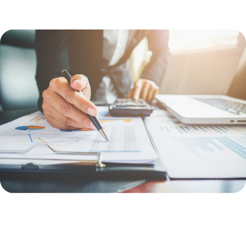 Mãos escrevendo em um relatório de missão