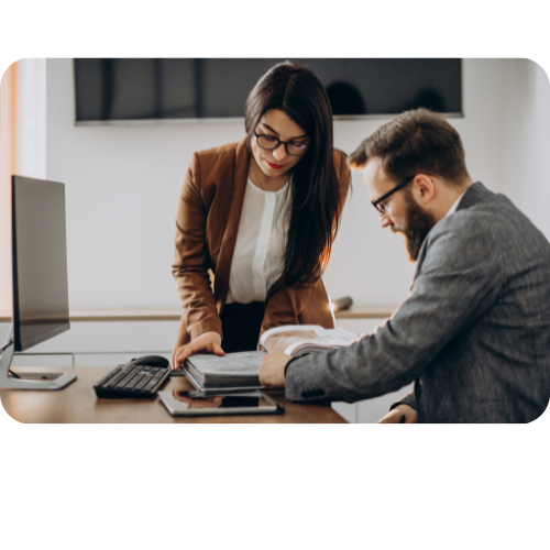 Equipe colaborando em um projeto de visão estratégica