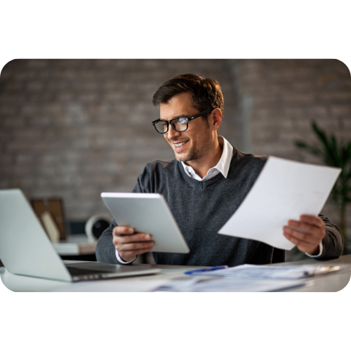 Pessoa analisando documentos com foco nos valores da empresa