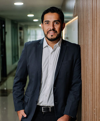 Especialista da TaxMed analisando gráficos